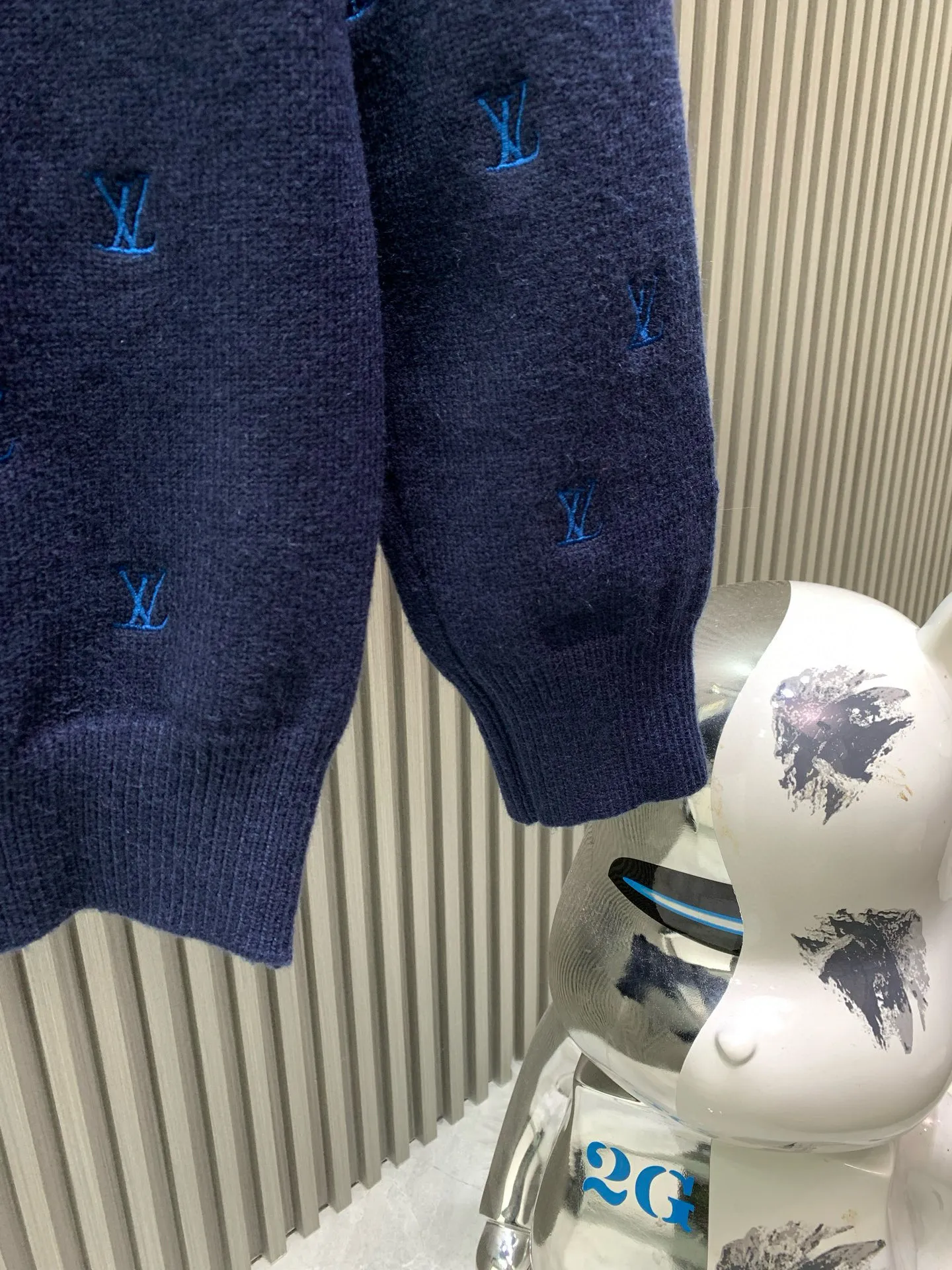 🅿️400 🀄️ Louis Vuitton 1*v full logo small embroidered round neck sweater. Originally purchased after 15,000. Fei Dong co-branded series. Fixed color and dyed sheep wool material. 7S special custom weaving and dyeing yarn. Hanging wool tissue piece. Made of sheep wool material knitted piece. The texture of the fabric is clear and rich. The whole piece is made with full embroidery technology. There are about 168 small embroideries. The embroidery uses fixed-dyed matte embroidery thread on the board and the stitch embroidery process. The pattern is embroidered with thousands of Tajima machine needles. The fine stitching method is dense and ultra-high density without revealing white. The pattern is clear and the lines and three-dimensional sense are strong to enrich the overall picture space. Special cotton wool material is washed and treated. The elastic fiber of sheep wool gives the fabric a high degree of resilience, allowing the clothes to maintain a lasting freshness and durability. Due to its fiber structure and special scale structure, sheep wool also has excellent warmth retention properties and anti-wrinkle properties. Keeps you warm and looks stylish